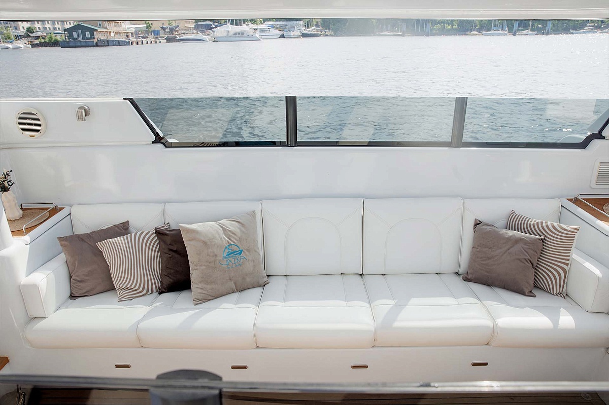Аренда тендера Royal Tender Limo Челси в Санкт-Петербурге